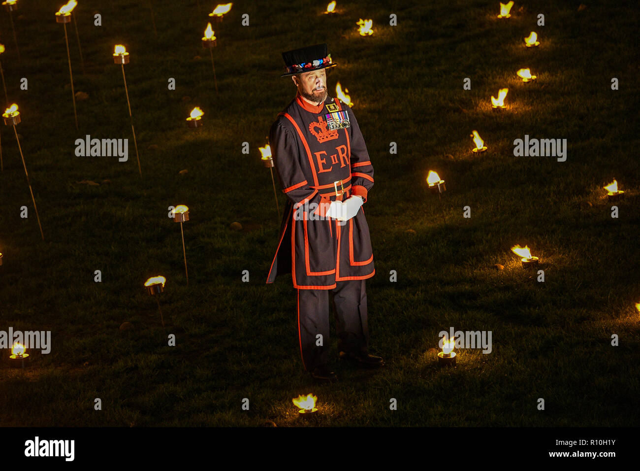 Luci 10000 presso la Torre di Londra. Ricordando le persone che sono morte nella guerra mondiale I. 2018 è il centesimo anno dopo la fine della guerra. Foto Stock