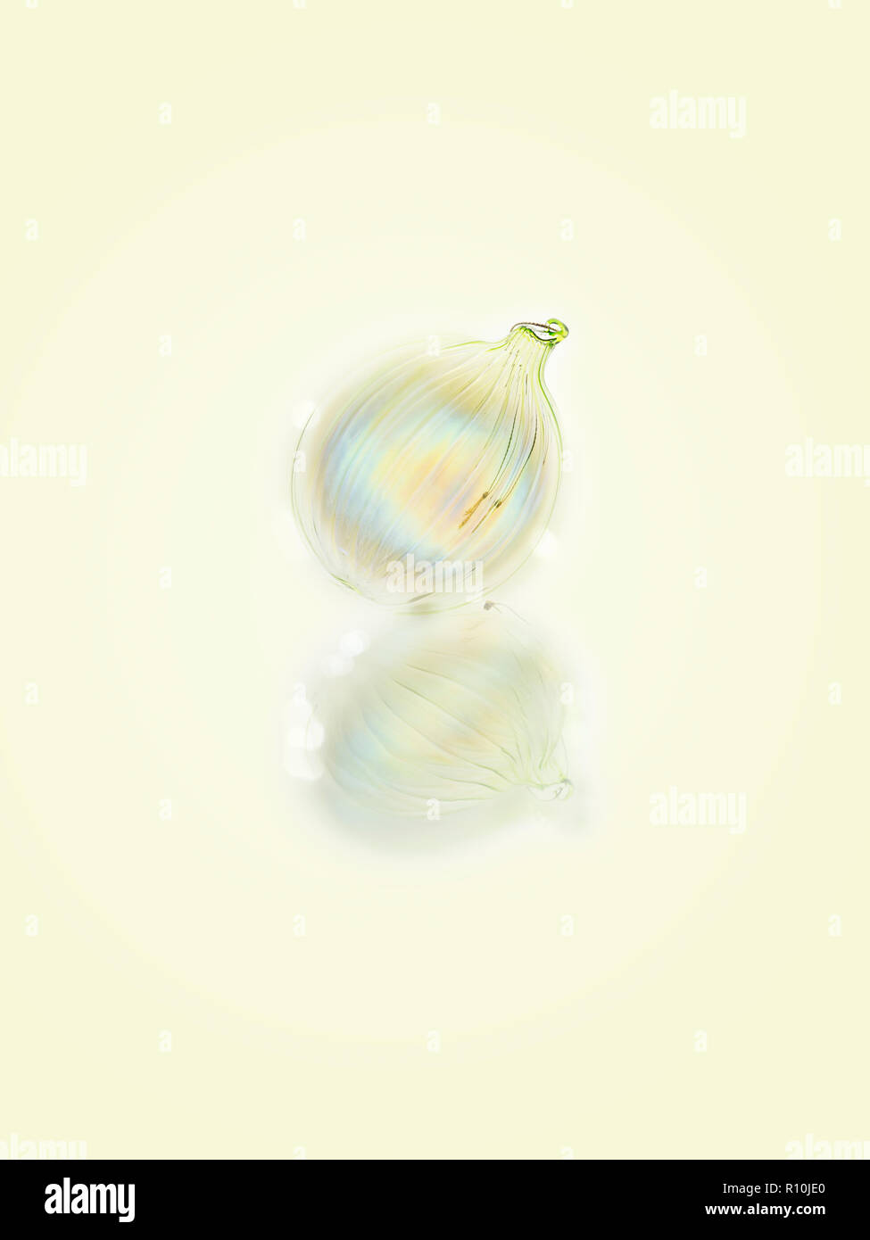 Bicchiere natale Pallina con la riflessione, centro di tiro, sfondo bianco Foto Stock