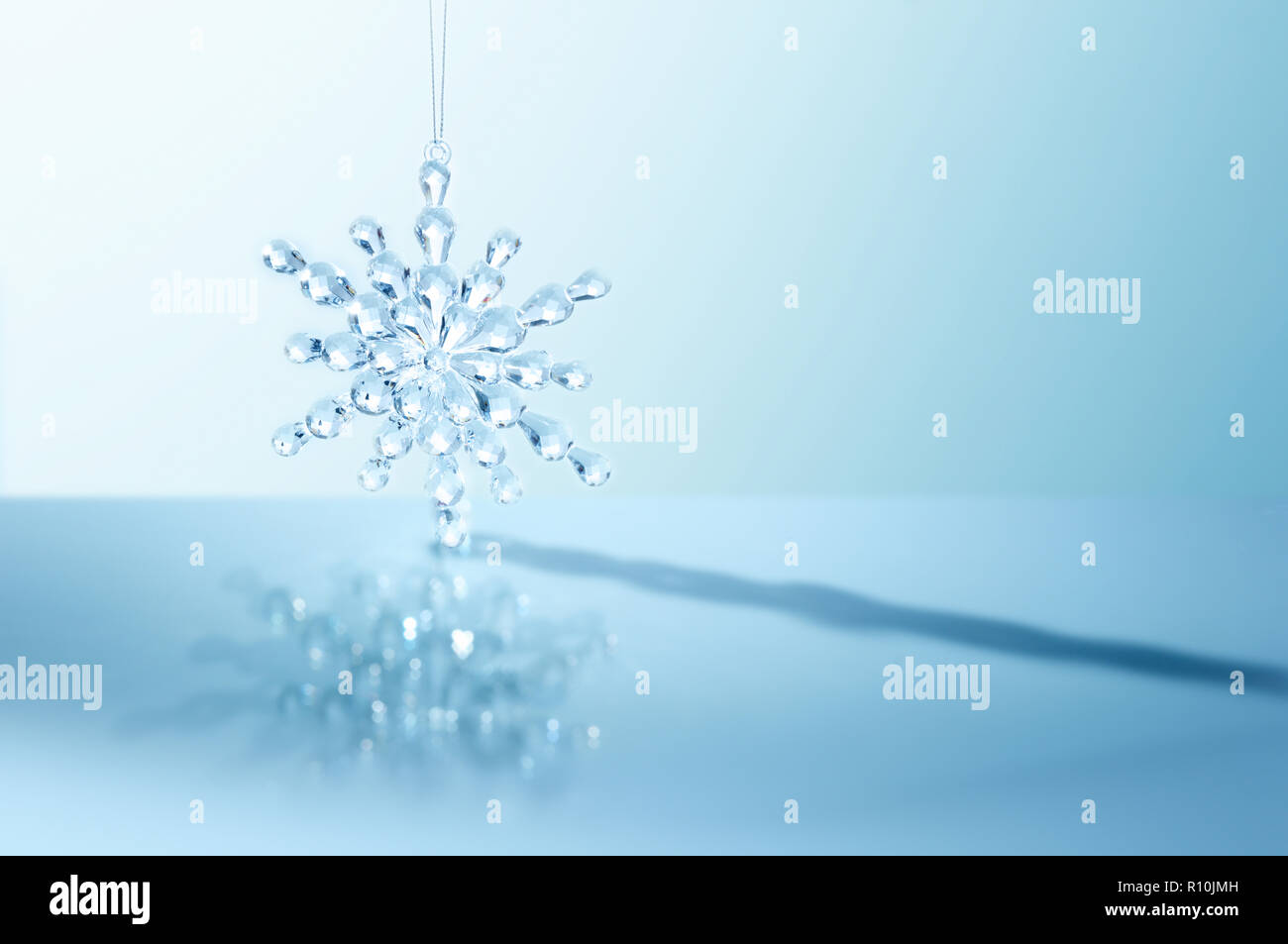 Il simbolo del fiocco di neve in vetro decorazione di Natale, di riflessione e di ombra Foto Stock