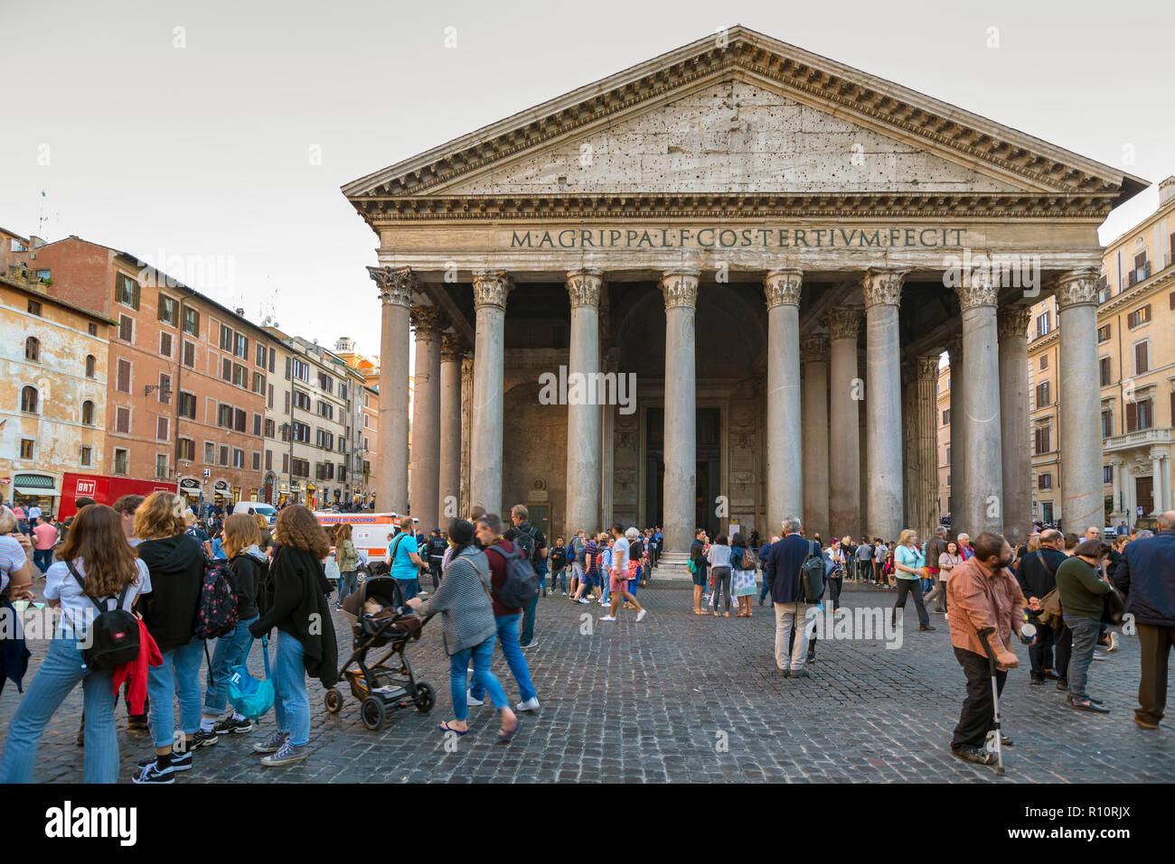 Roma, Italia - 24 ottobre 2018: Pantheon. Iconico tempio costruito circa 118 a 125 D.C. con una cupola e rinascimentale tombe, compresi di Raffaello. Foto Stock