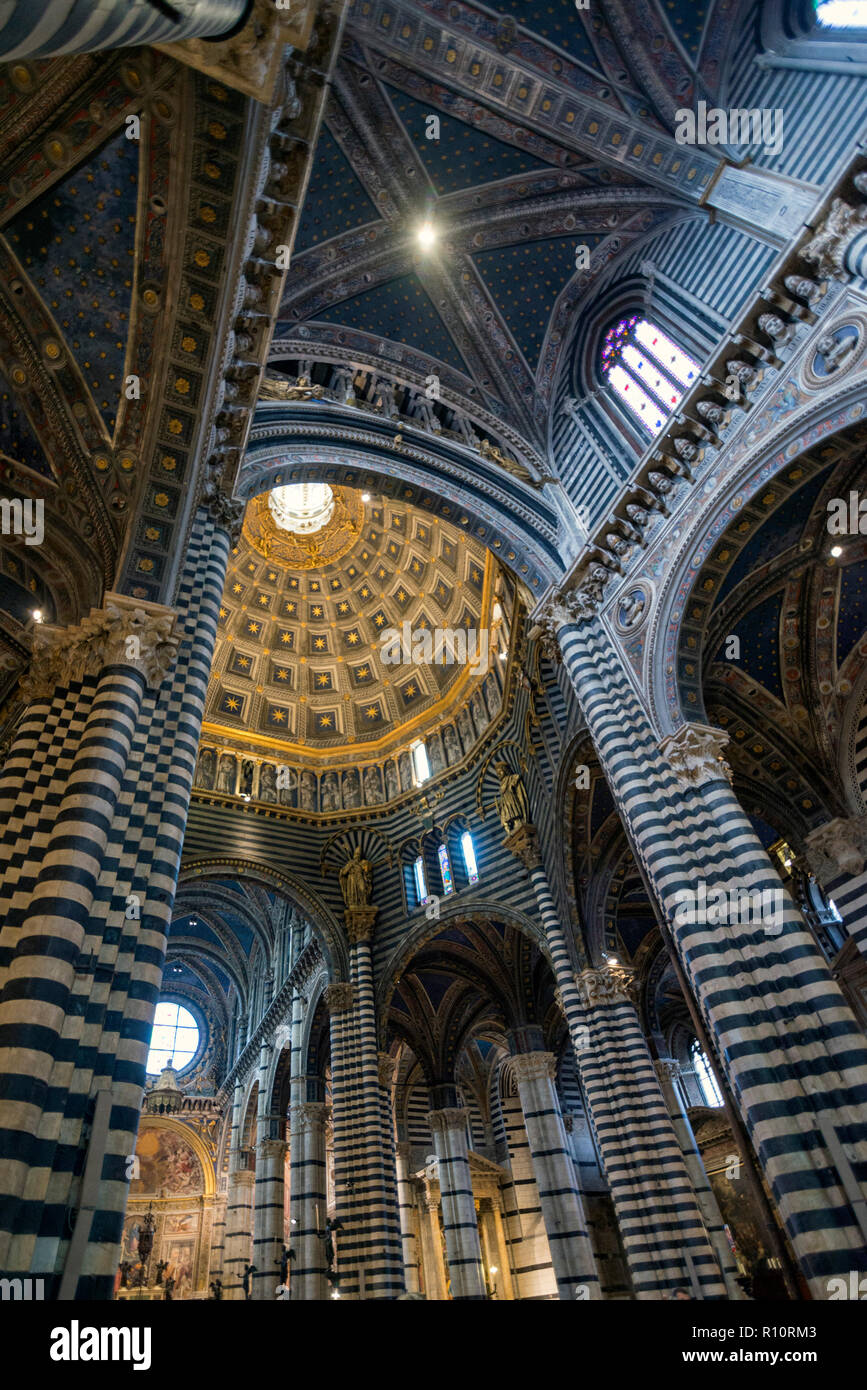 SIENA, Italia - 27 ottobre 2018: interno della Cattedrale Metropolitana di Santa Maria Assunta Foto Stock