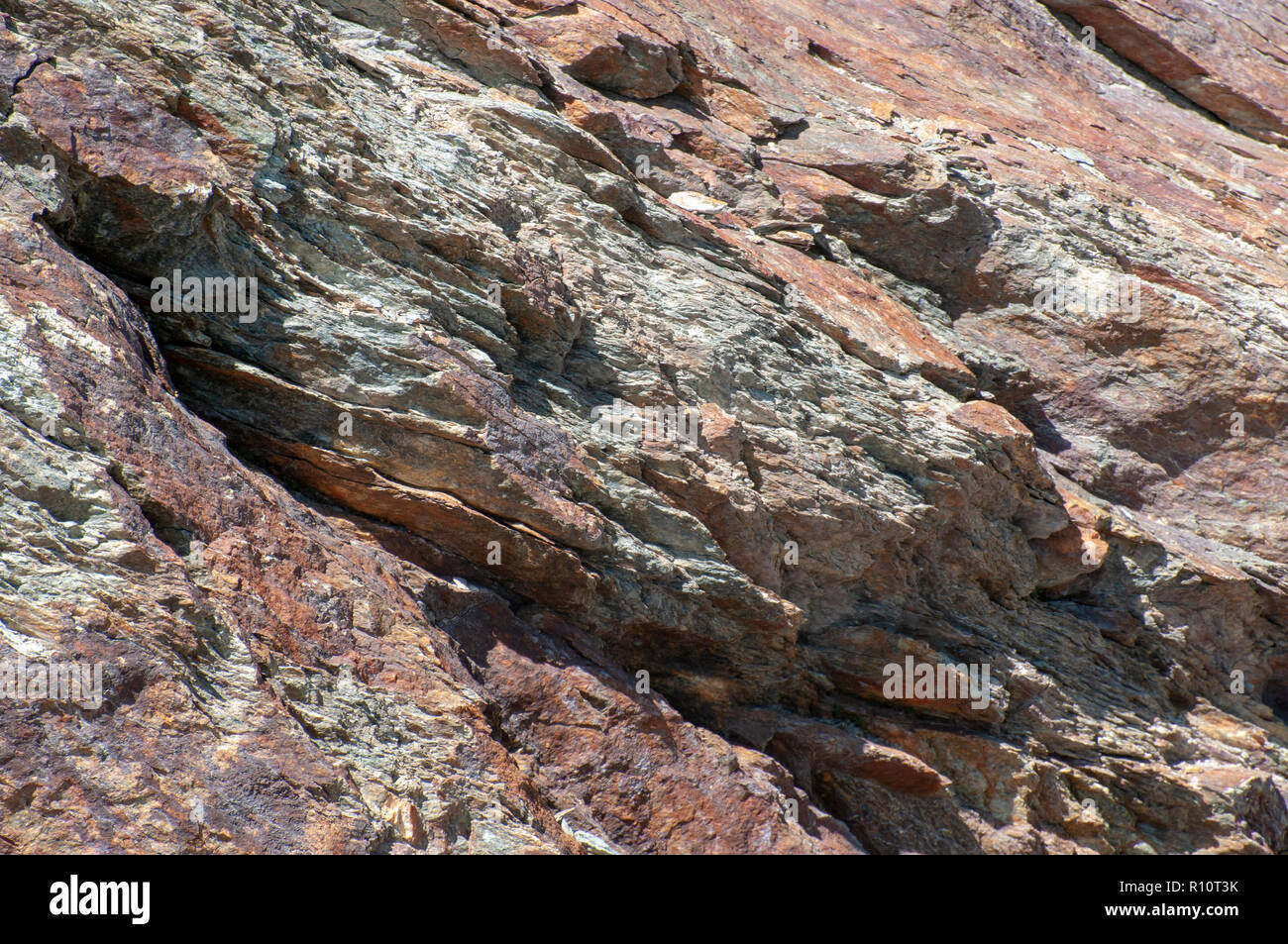 In prossimità delle rocce e formationa geologico a Stubaier Wildspitze è un 3,341-metro-alta montagna delle Alpi dello Stubai in stato austriaco di Tyro Foto Stock