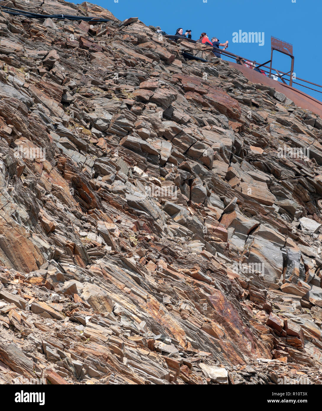 In prossimità delle rocce e formationa geologico a Stubaier Wildspitze è un 3,341-metro-alta montagna delle Alpi dello Stubai in stato austriaco di Tyro Foto Stock