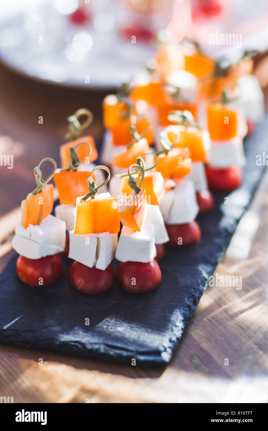 Antipasto fresco crostini con mozzarella e pomodori ciliegia a un matrimonio cocktail party all'aperto Foto Stock