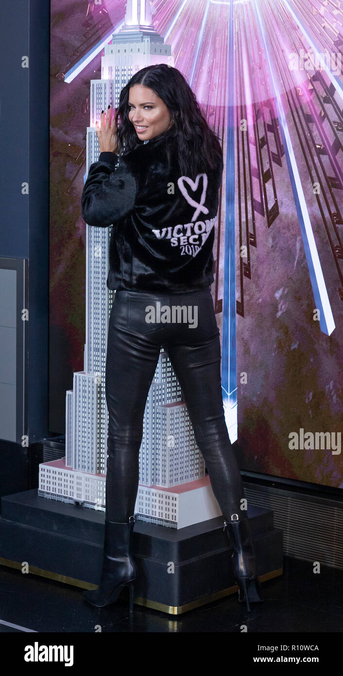 New York, Stati Uniti. 07 Nov, 2018. Nella celebrazione del 2018 Victoria's Secret Fashion Show model Adriana Lima partecipa nel cerimoniale di illuminazione dell'Empire State Building. Credito: Lev Radin/Pacific Press/Alamy Live News Foto Stock