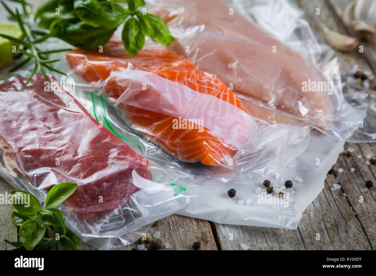 Carne di manzo, pollo e salmone nel vuoto il sacchetto in plastica per sous vide per la cottura Foto Stock
