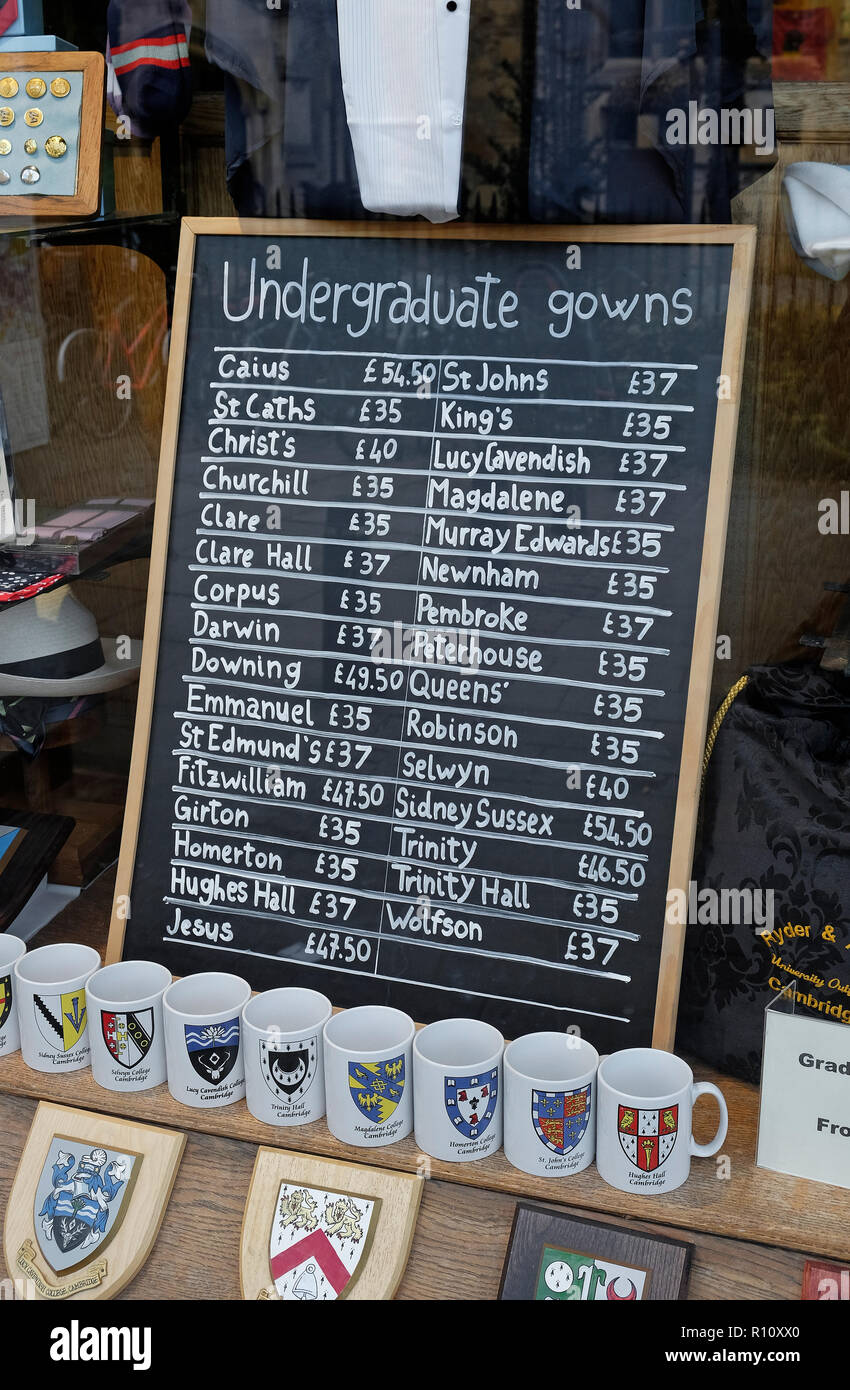 Blackboard pubblicità university undergraduate abiti in vetrina, Cambridge, Inghilterra Foto Stock
