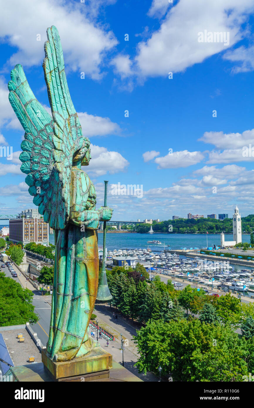 Montreal, Canada - 08 Settembre 2018: la vista di un Angelo statua (Notre-Dame-de-Bon-Secours Cappella), il porto vecchio, con la torre dell'orologio, la gente del posto e ad elevata visibilità Foto Stock