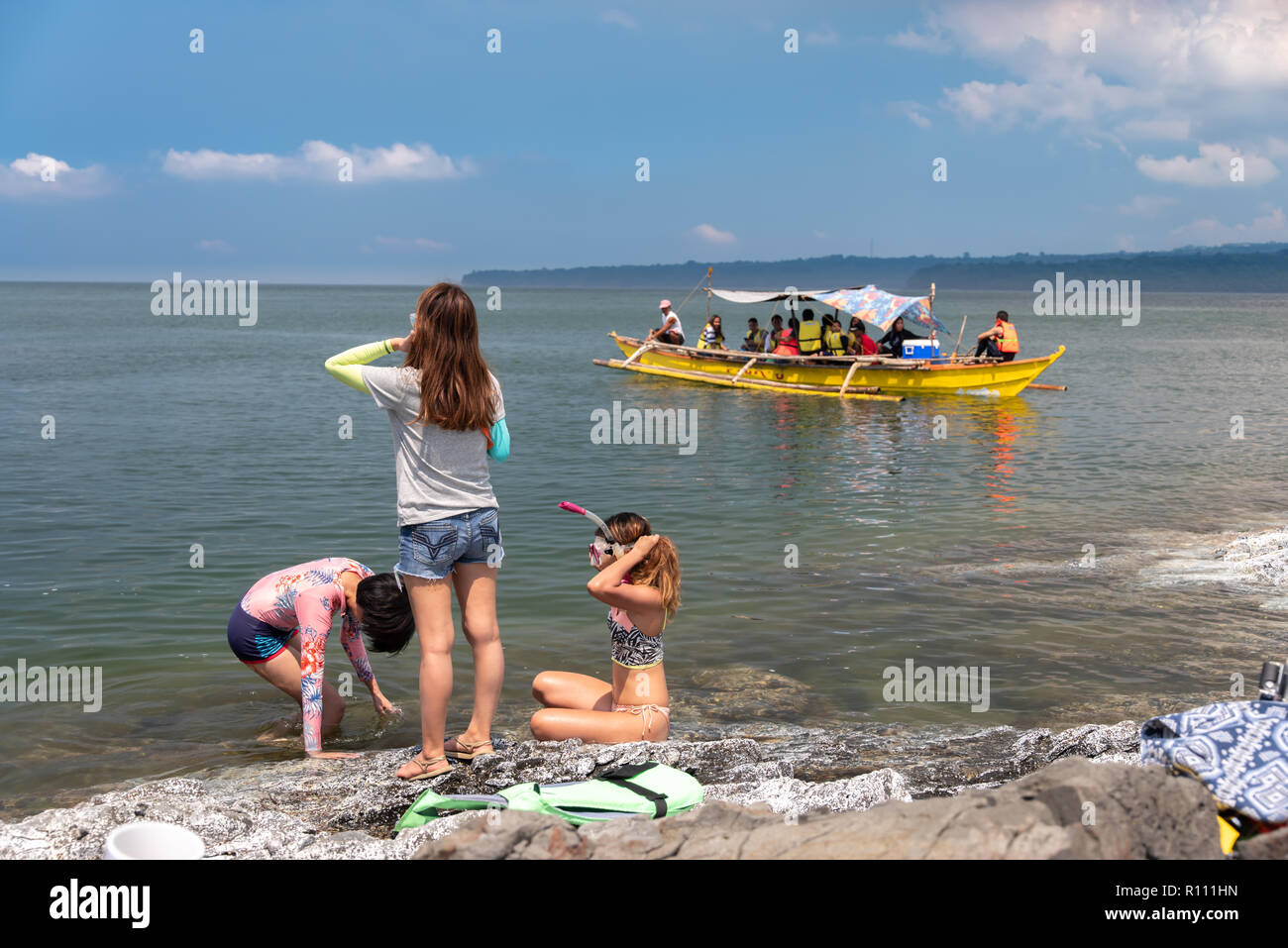 Sep 22,2018 Bataan, Filippine - persone godono dell'acqua di mare Foto Stock