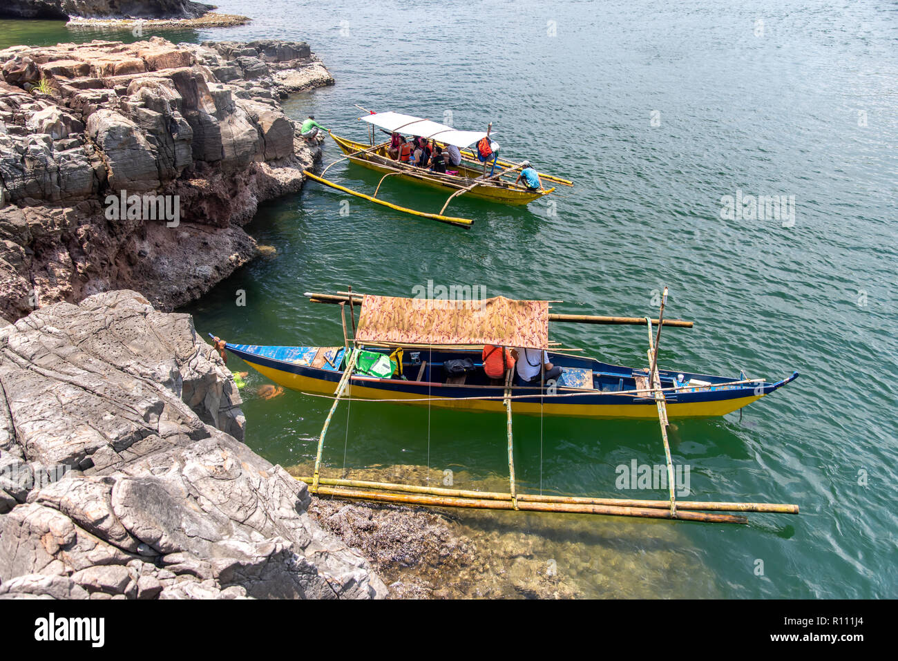 Sep 22,2018 Bataan, Filippine - persone godono dell'acqua di mare Foto Stock