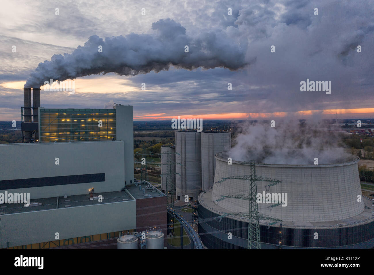 Torre di raffreddamento dell'impianto di cogenerazione di energia termica ed elettrica Moorburg nel porto di Amburgo Foto Stock