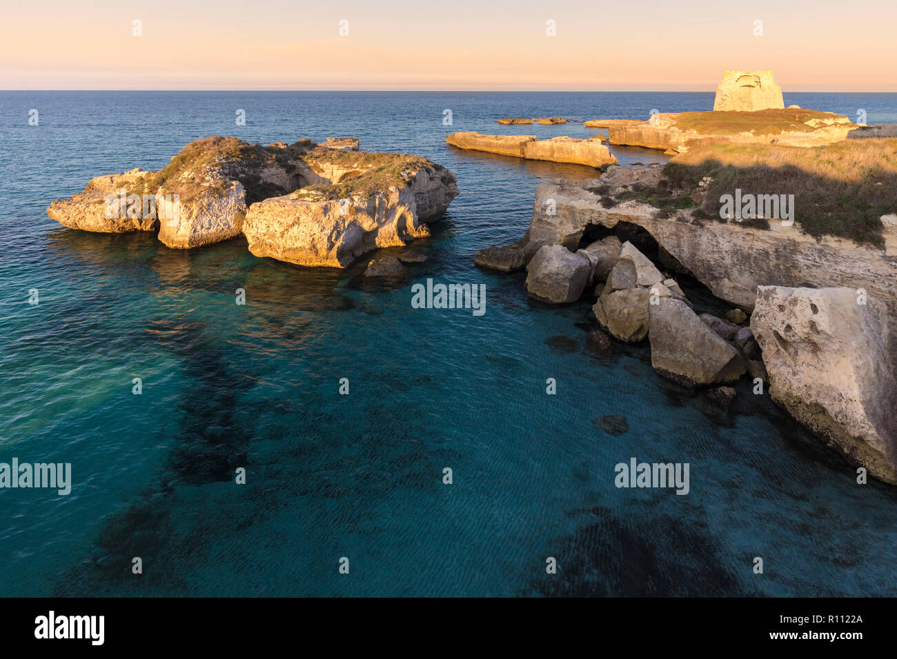 Vista di un tramonto a La Roca Vecchia, vicino a Torre dell'Orso. Melendugno, provincia di Lecce e Salento puglia, Italia. Foto Stock