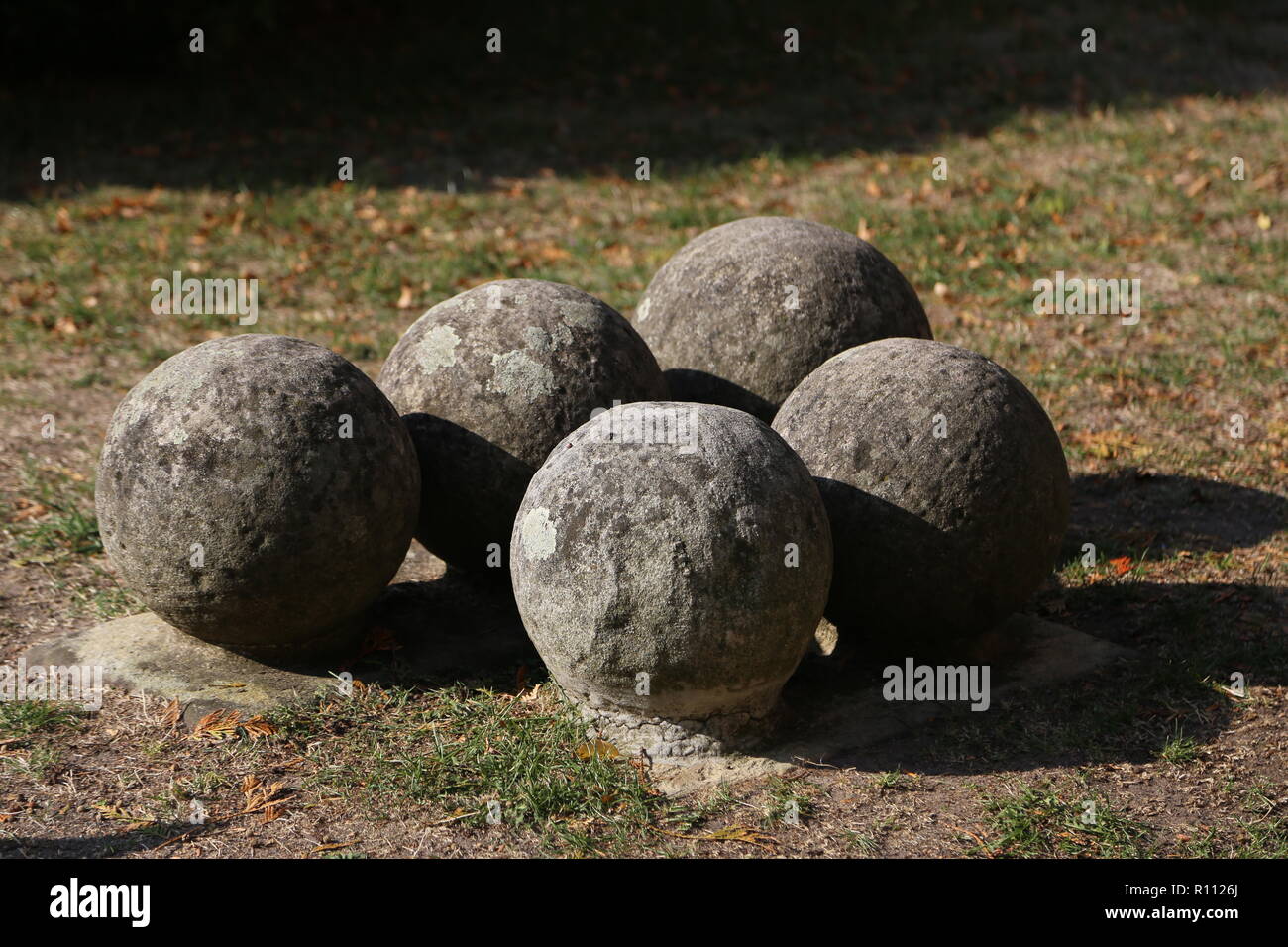 Antica pietra palle di cannone giacente a terra Foto stock - Alamy