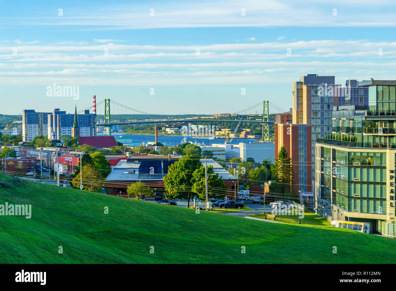 Halifax, Canada - 22 Settembre 2018: vista del centro della città di edifici e Angus L. Macdonald Bridge, con la gente del posto e i turisti, a Halifax, Nova Scotia Foto Stock