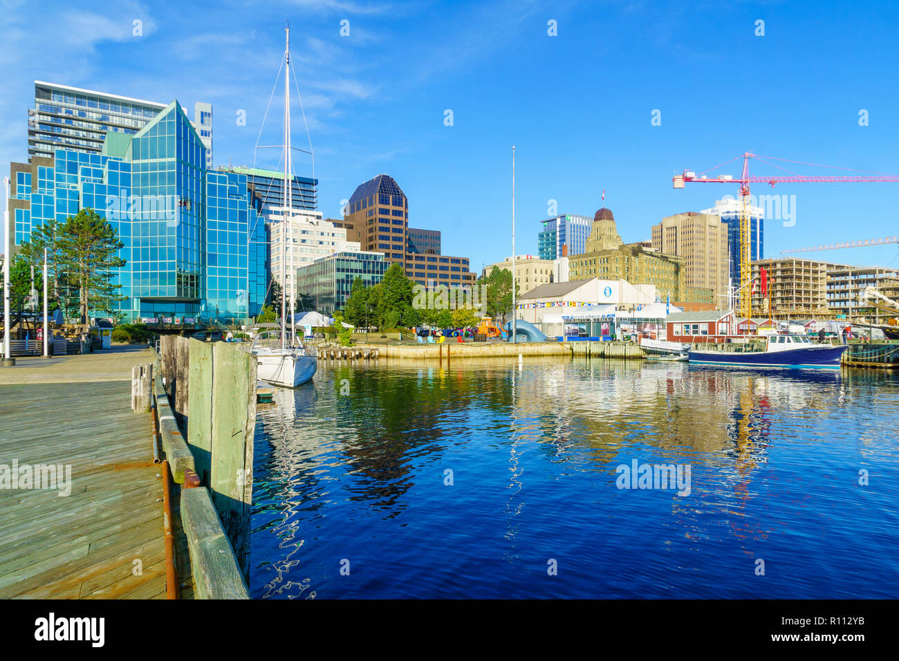 Halifax, Canada - 23 Settembre 2018: la vista del porto e del centro cittadino, con la gente del posto e i turisti, a Halifax, Nova Scotia, Canada Foto Stock