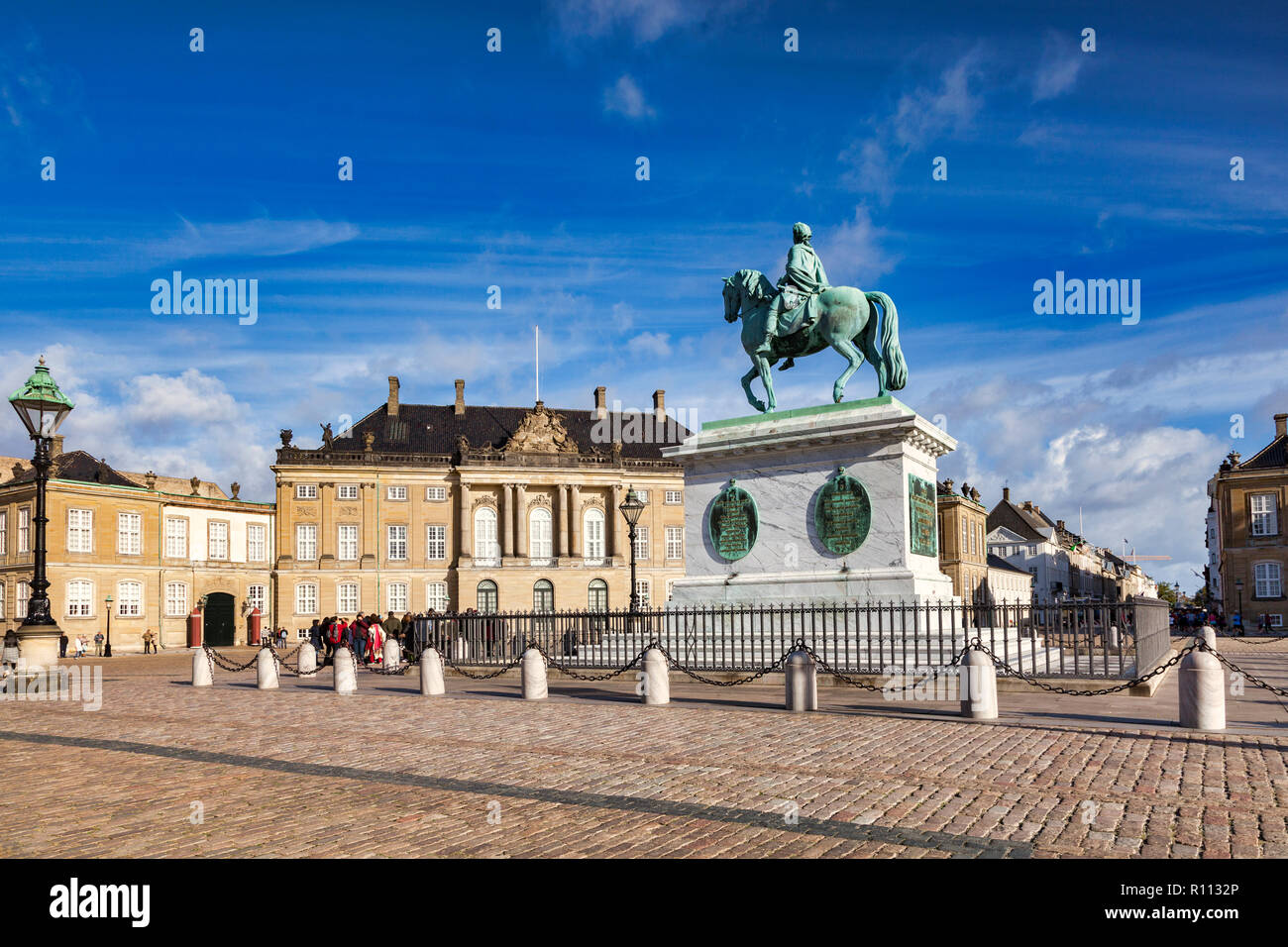 23 Settembre 2018: Copenhagen, Danimarca - Il Palazzo di Amalienborg e la piazza e la statua equestre di Re Frederik V su una soleggiata giornata autunnale. Foto Stock