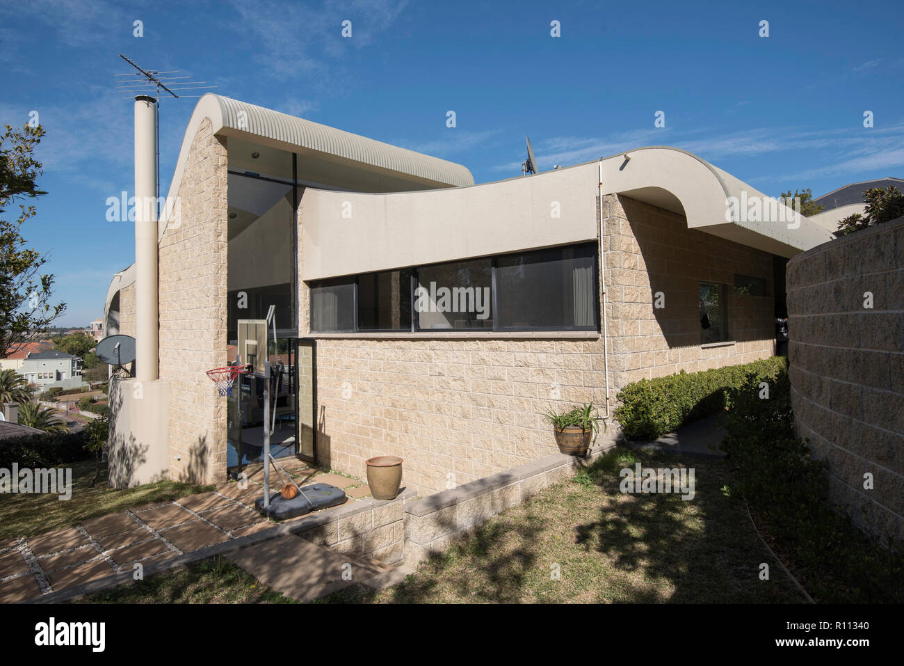 Un contemporaneo Harry Seidler progettato home in Hunters Hill, Sydney Australia con andamento curvilineo tetto in acciaio Foto Stock