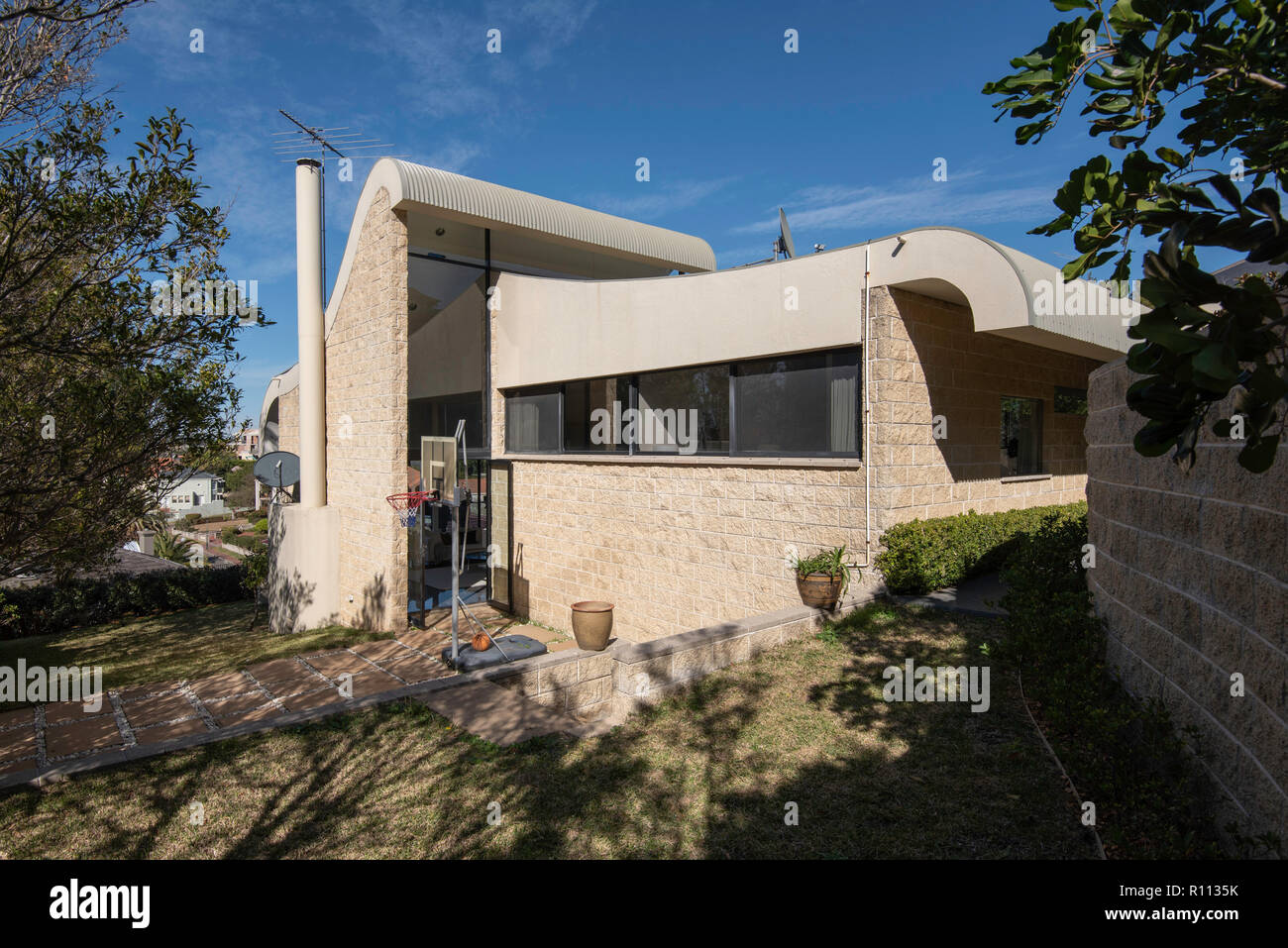 Un contemporaneo Harry Seidler progettato home in Hunters Hill, Sydney Australia con andamento curvilineo tetto in acciaio Foto Stock