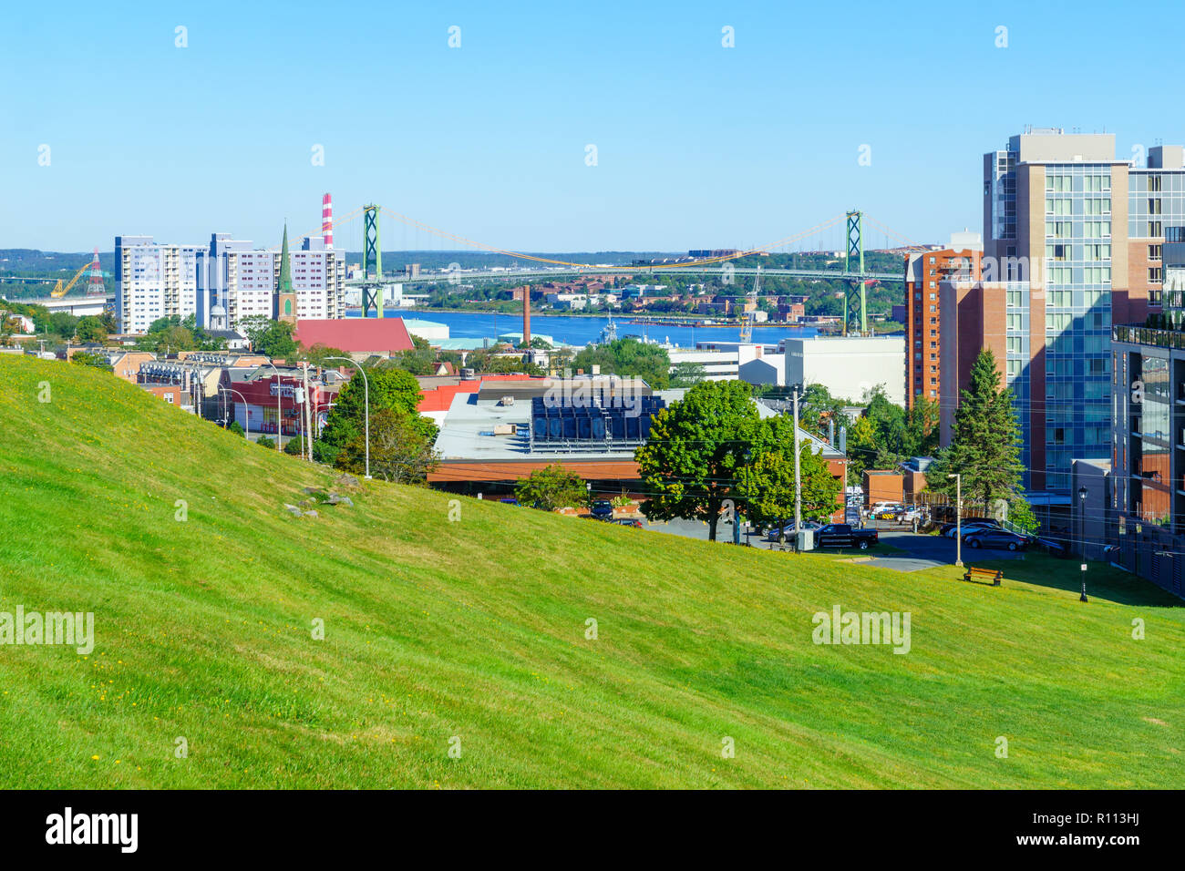 Halifax, Canada - 23 Settembre 2018: vista del centro della città di edifici e Angus L. Macdonald Bridge, a Halifax, Nova Scotia, Canada Foto Stock