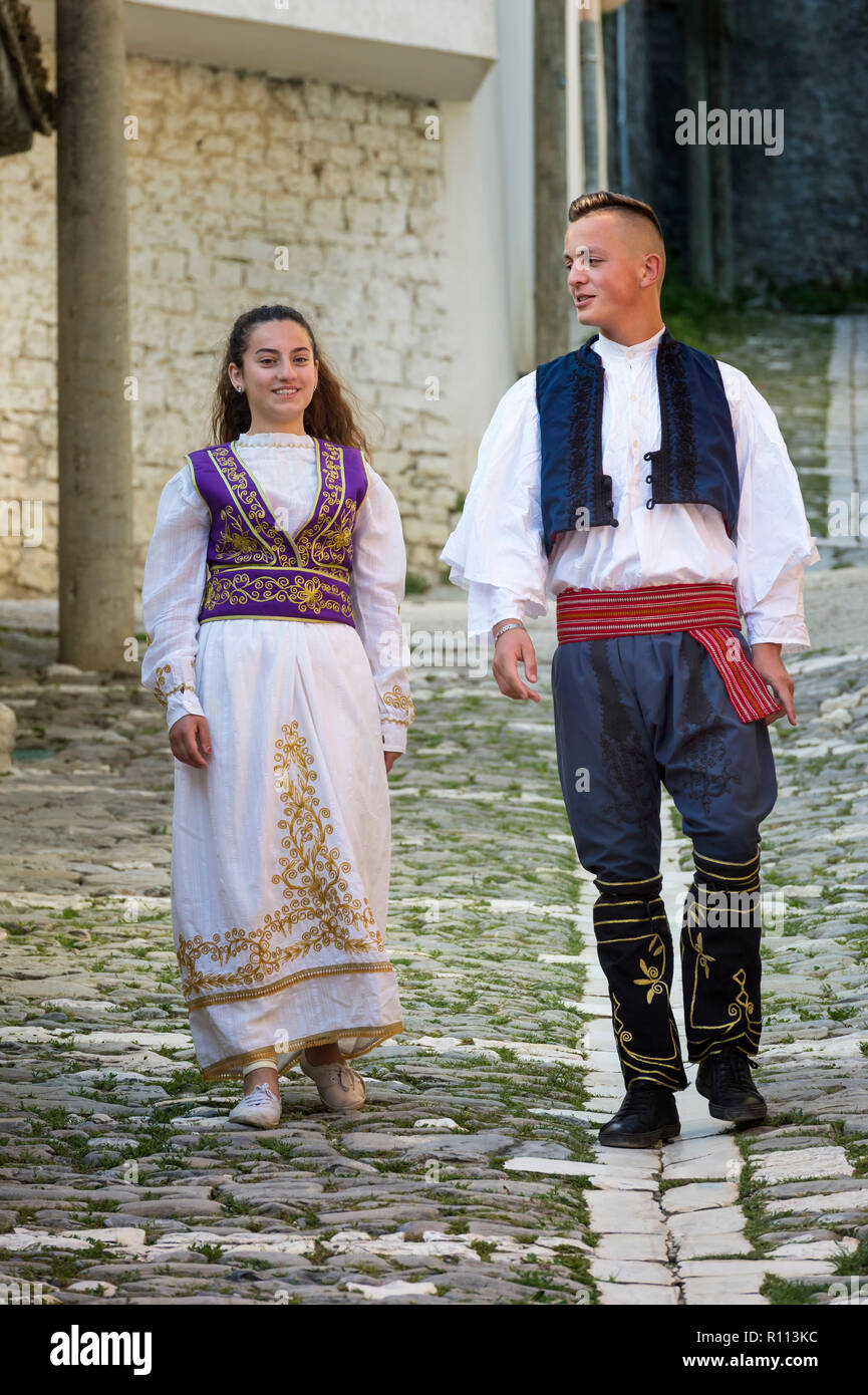 Locale gruppo folkloristico in costumi tradizionali, Berat, Albania Foto Stock