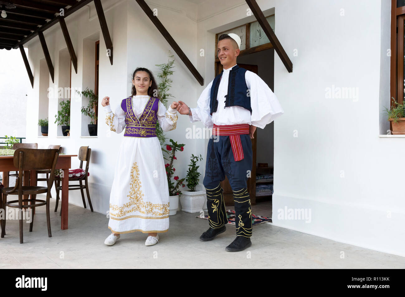 Locale gruppo folkloristico in costumi tradizionali dimostrando nazionale di danza albanese, Berat, Albania Foto Stock