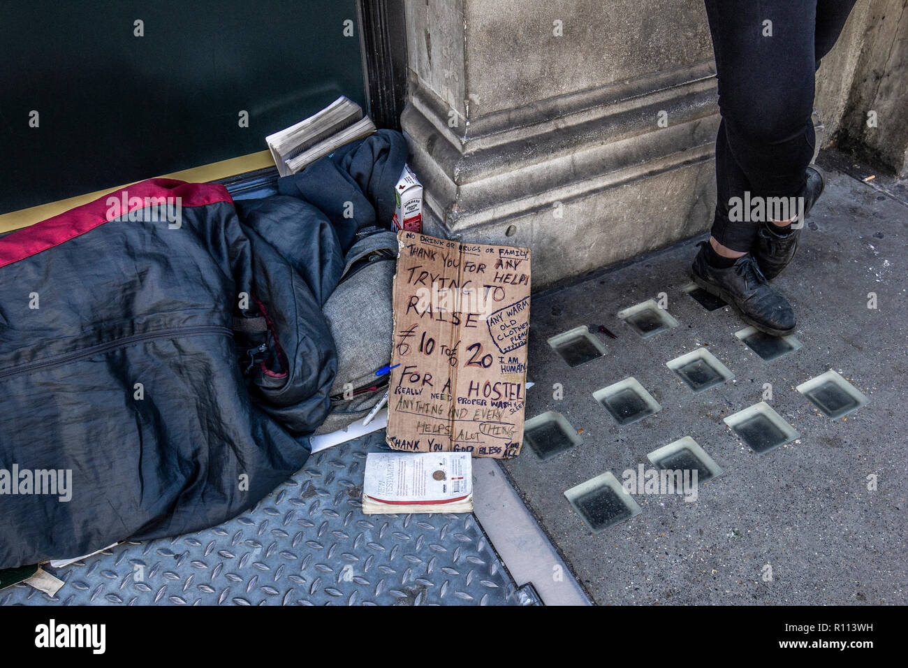 La persona senza dimora di dormire su strade di Londra, Regno Unito. Foto Stock