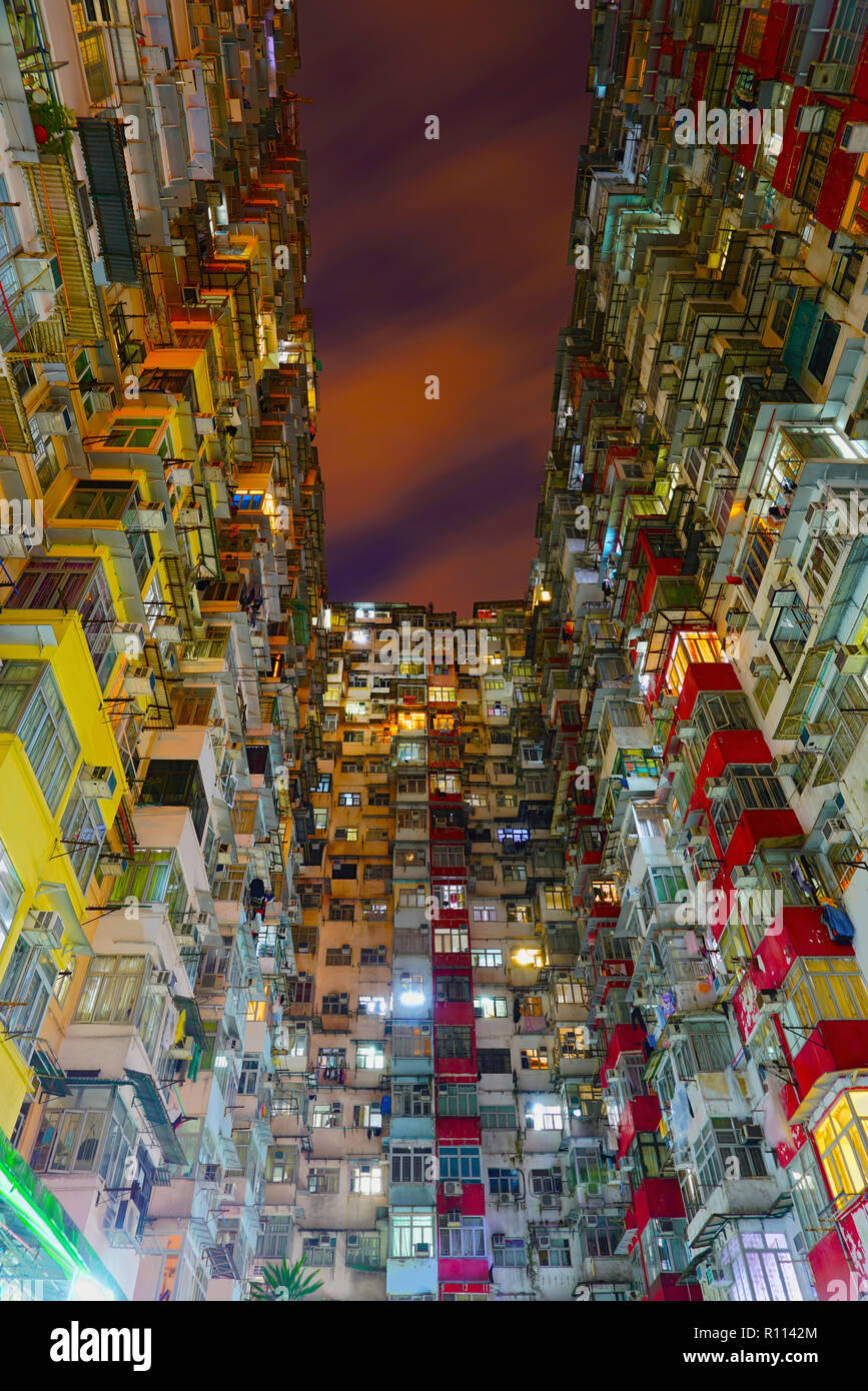 Hong Kong - Quarry Bay - il cosiddetto monster edifici di notte, oggi un famoso fotografo e tourist hotspot, abbastanza intensivo di quartiere Foto Stock