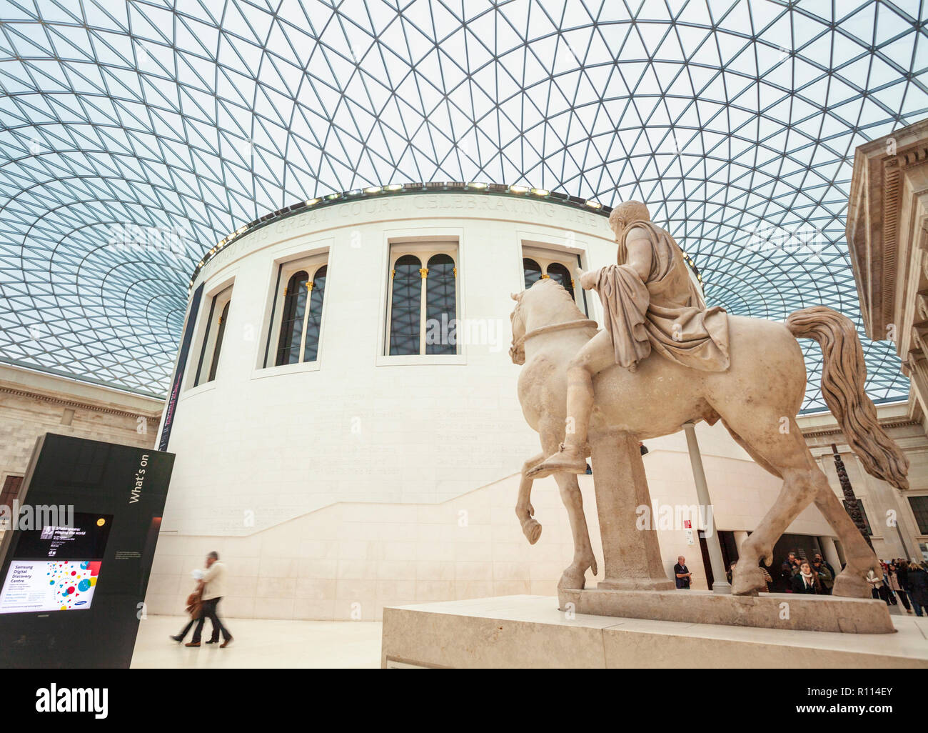 Statua romana di una gioventù a cavallo nella sala principale del British Museum di Londra, Inghilterra Foto Stock