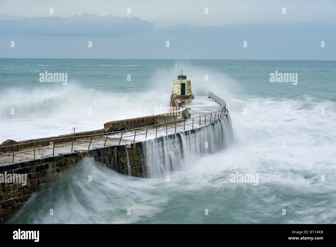 Portreath capanna di scimmia utilizzando una lunga esposizione come ottiene martoriata dalle mareggiate. Foto Stock