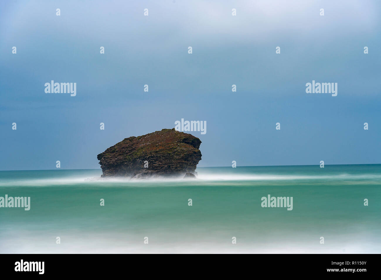 Portreaths Gull Rock cercando ethereal durante una tempesta squall a metà novembre 2018. Foto Stock