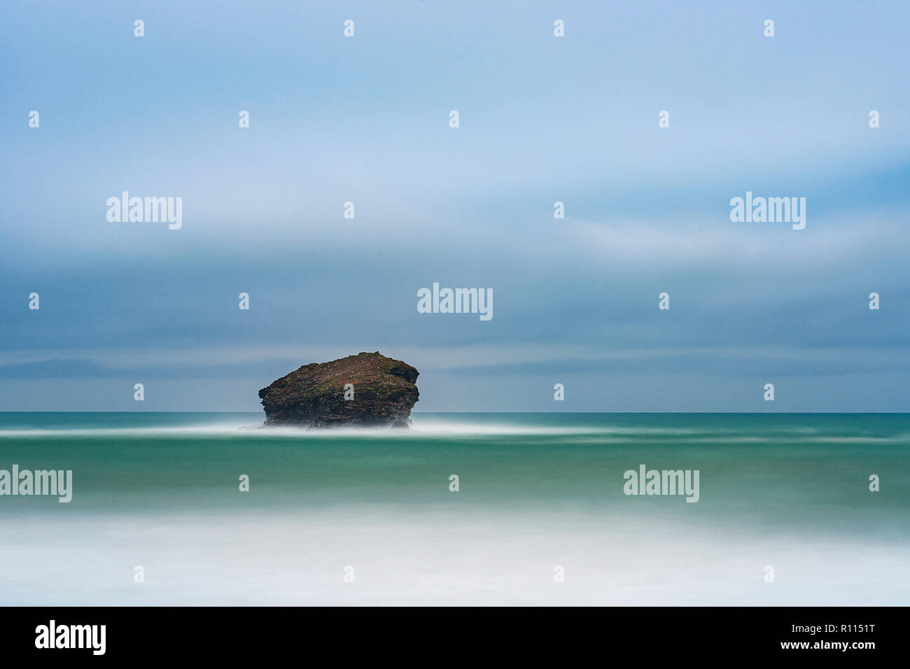 Portreaths Gull Rock cercando ethereal durante una tempesta squall a metà novembre 2018. Foto Stock