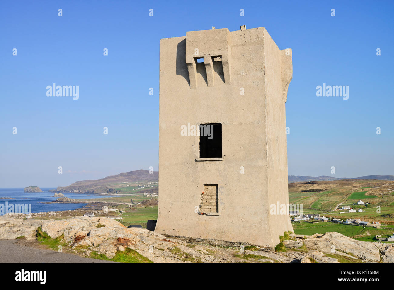 Irlanda, County Donegal, Penisola di Inishowen, Malin Head, Napoleonico torre di avvistamento situata sulla zona denominata Banba della corona che è il punto più settentrionale in Irlanda. Foto Stock