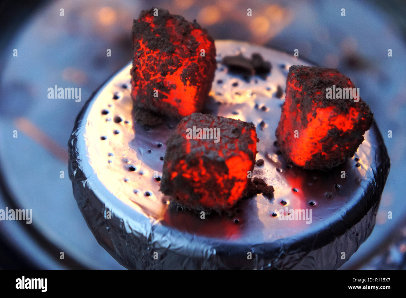 Carboni accesi per narghilè, hookah piastrella, calore, fuoco, carboni ardenti, hot hookah carboni, ciotola con il tabacco e del carbone Foto Stock