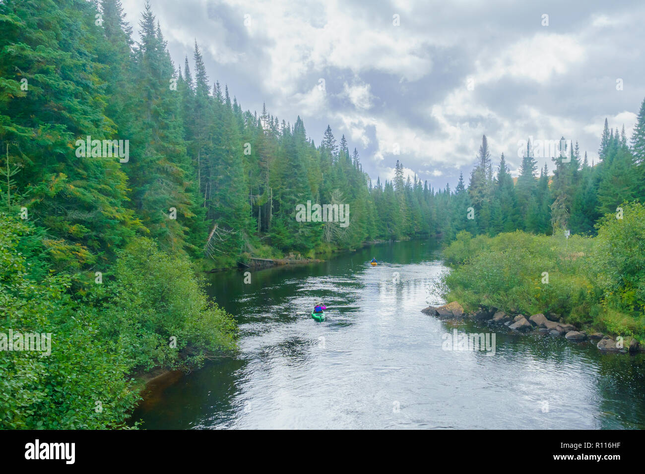 Lac-des-Dix-Milles, Canada - 28 Settembre 2018: vista del Diable Diavolo (Fiume), con il turista in un kayak, a Mont Tremblant National Park, Quebec, C Foto Stock