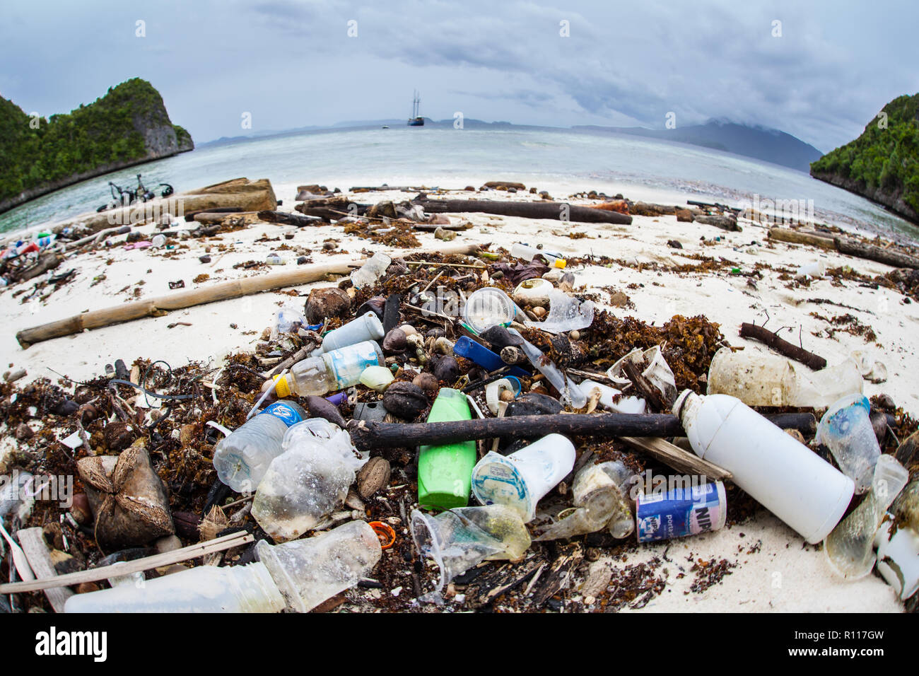 Scartare le bottiglie di plastica hanno lavato fino a una spiaggia remota in Raja Ampat, Indonesia. Materie plastiche rompersi in piccoli pezzi e di entrare nella catena alimentare. Foto Stock