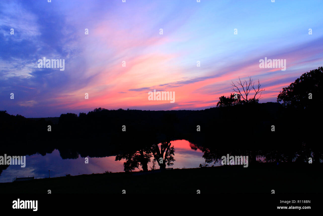 Dark tramonto con nuvole cremisi. Crepuscolo sul lago. Il tramonto sopra il fiume. Notte provenienti Foto Stock