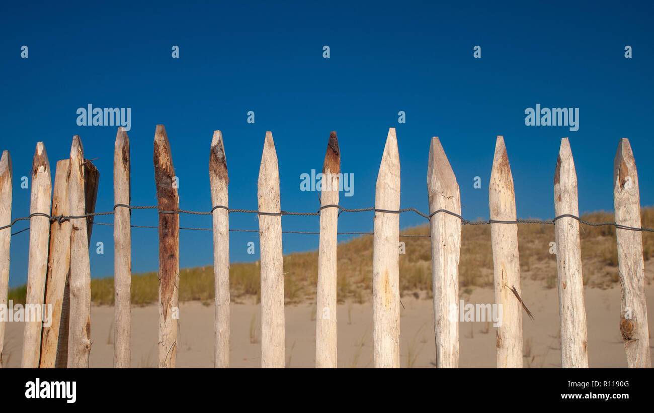 Staccionata in legno con sottolineato boschi Foto Stock