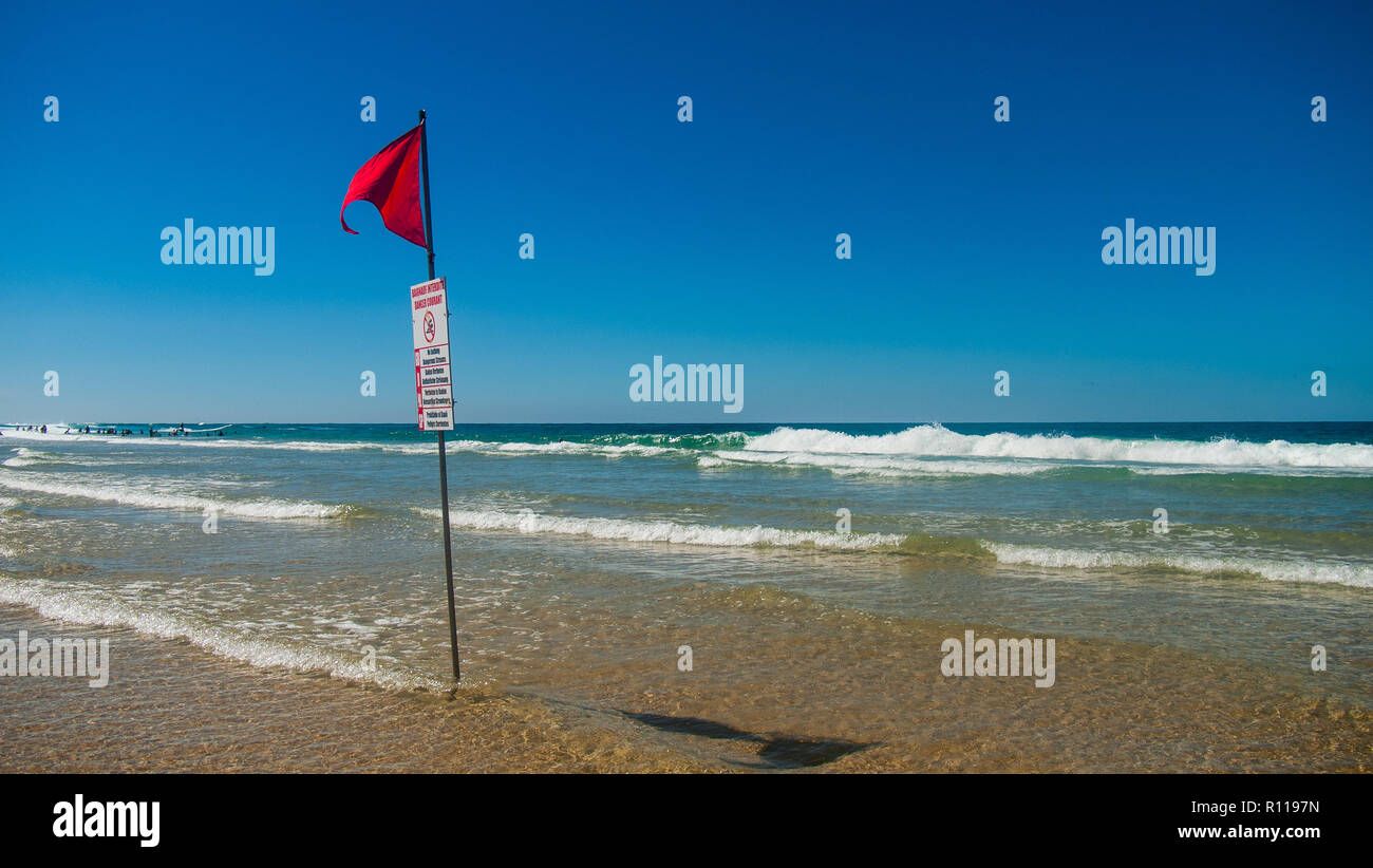 Bandiera rossa segno sulla spiaggia di Biscarrosse, Francia Foto Stock