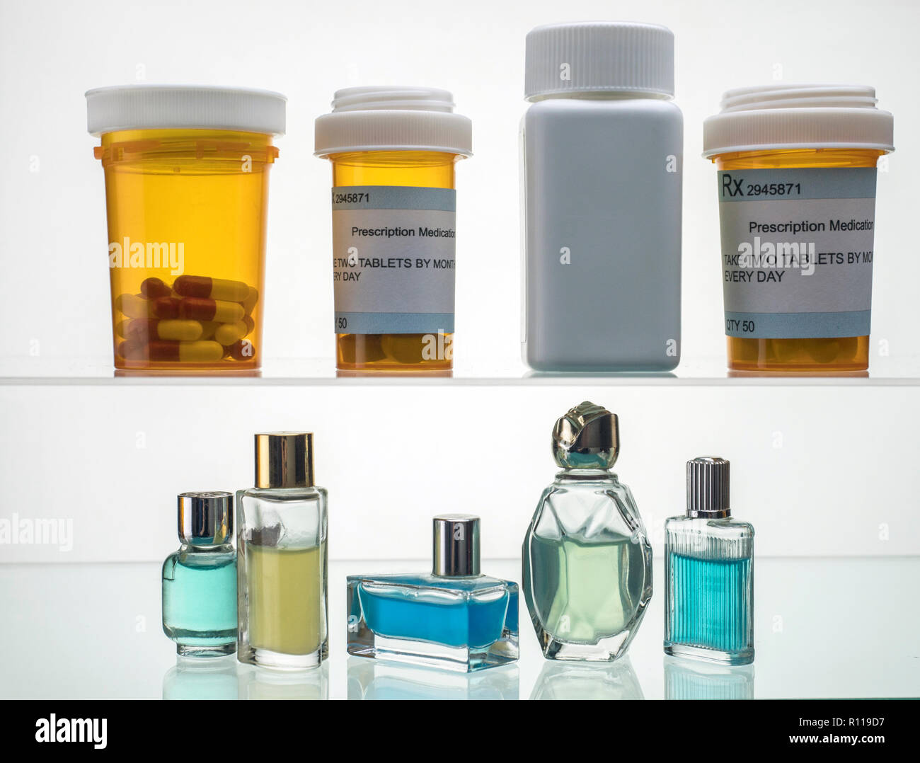 Diversi tipi di imballaggi cosmetici e medicinali isolati su sfondo bianco Foto Stock