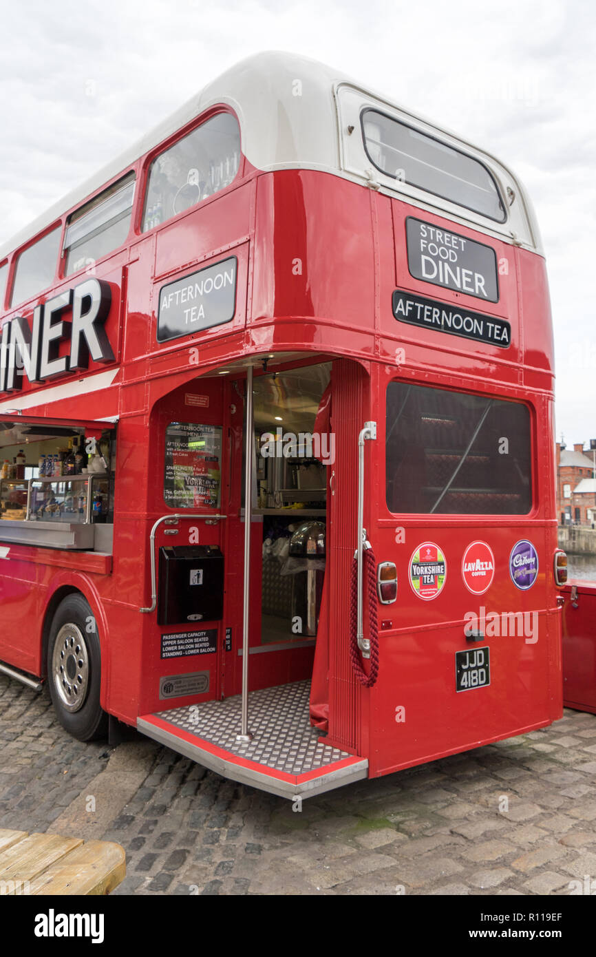 Un convertito London bus che serve cibo di strada presso il Royal Albert Dock di Liverpool Foto Stock
