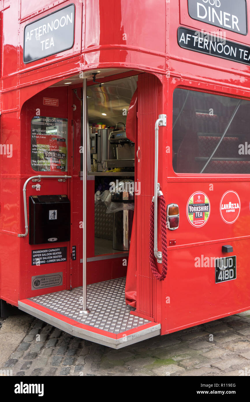 Un convertito London bus che serve cibo di strada presso il Royal Albert Dock di Liverpool Foto Stock