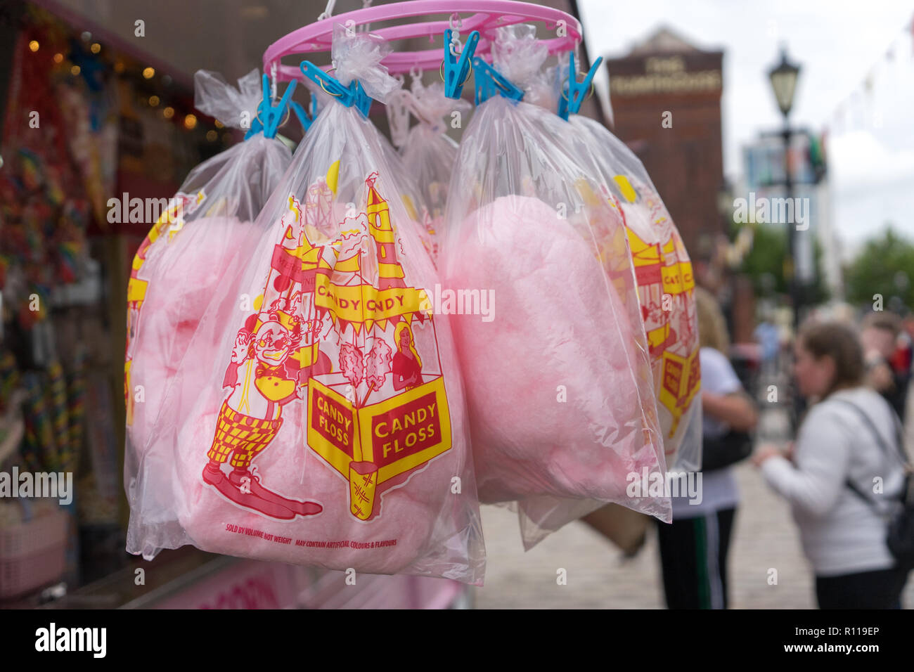 Un venditore ambulante vendendo Candy Floss e popcorn da un convertito rosa van di Albert Dock di Liverpool Foto Stock