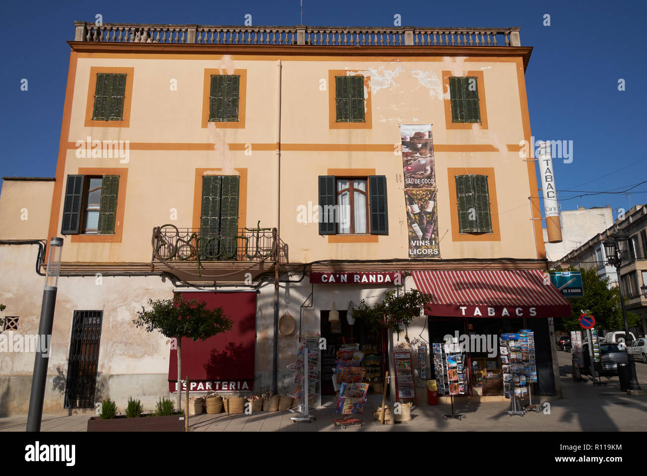 Vecchio edificio con finestre con persiane e un Tabac affacciato sulla Plaça d'Espanya, Felantix, Maiorca, isole Baleari, Spagna. Foto Stock