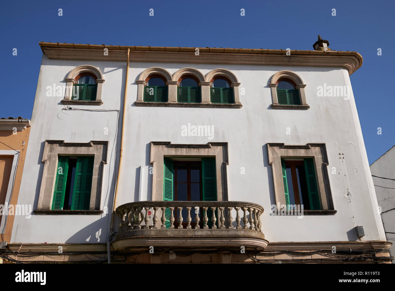 Si tratta di un vecchio edificio con persiane verdi e un balcone. Felantix, Maiorca, isole Baleari, Spagna. Foto Stock