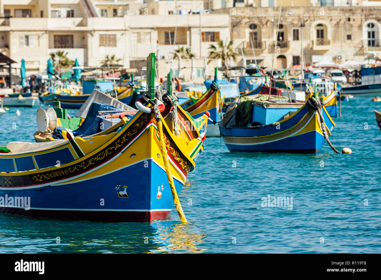 Tradizionale luzzu Maltese nel porto di Marsaxlokk. Foto Stock