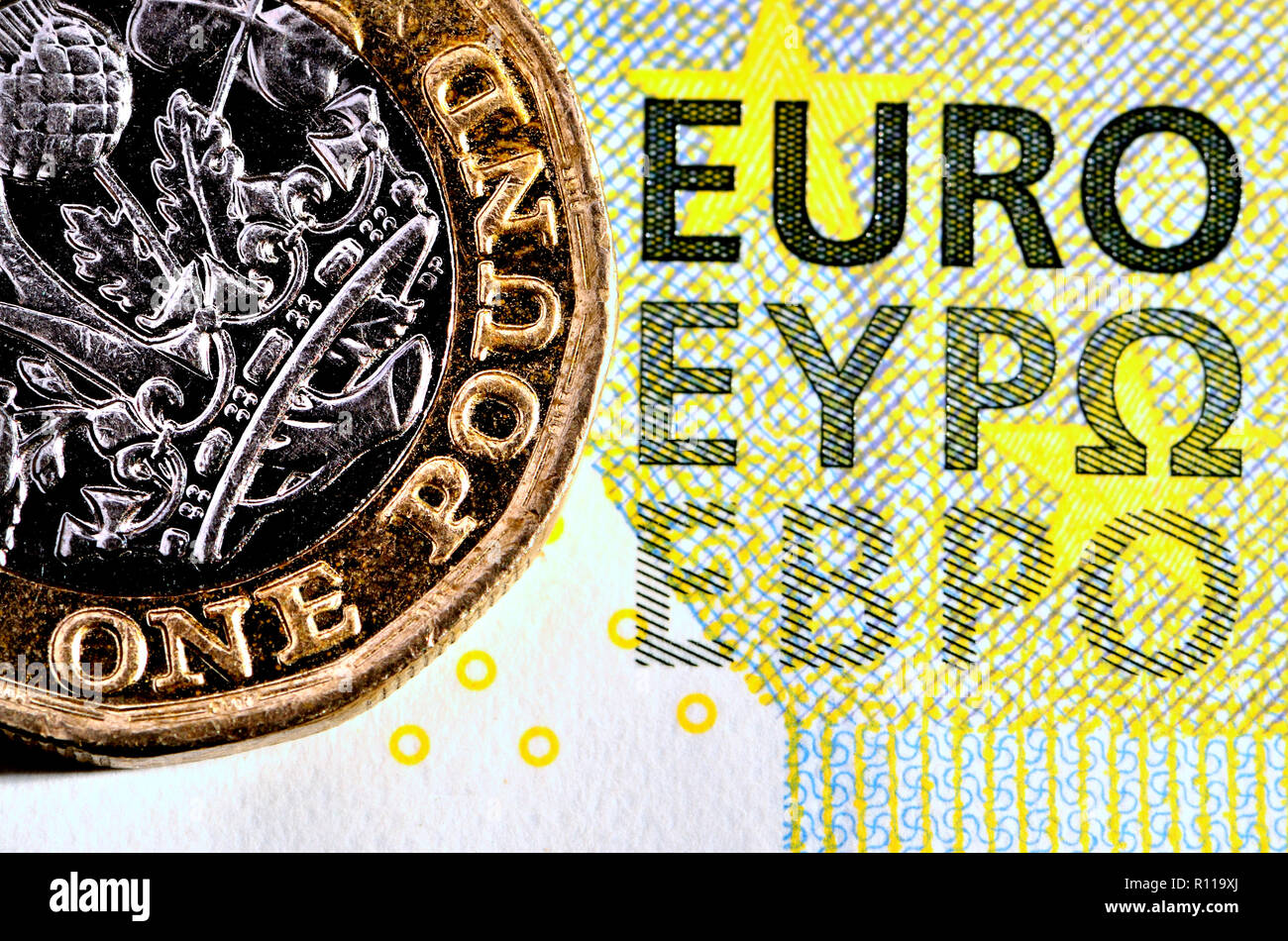 British £1 moneta su un 5 Euro nota Foto Stock