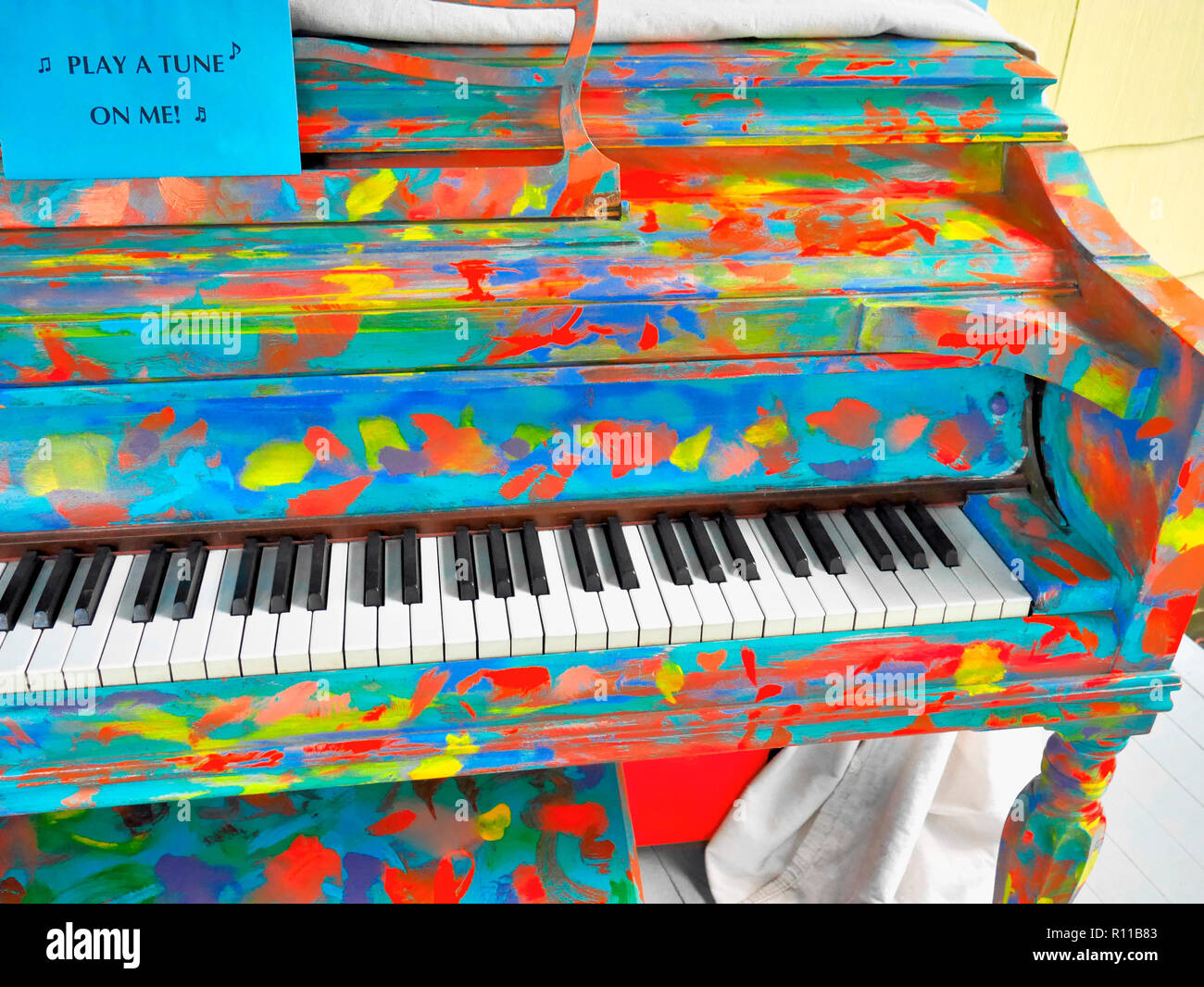 Un "piano d'arte" dipinto e multicolore Foto Stock