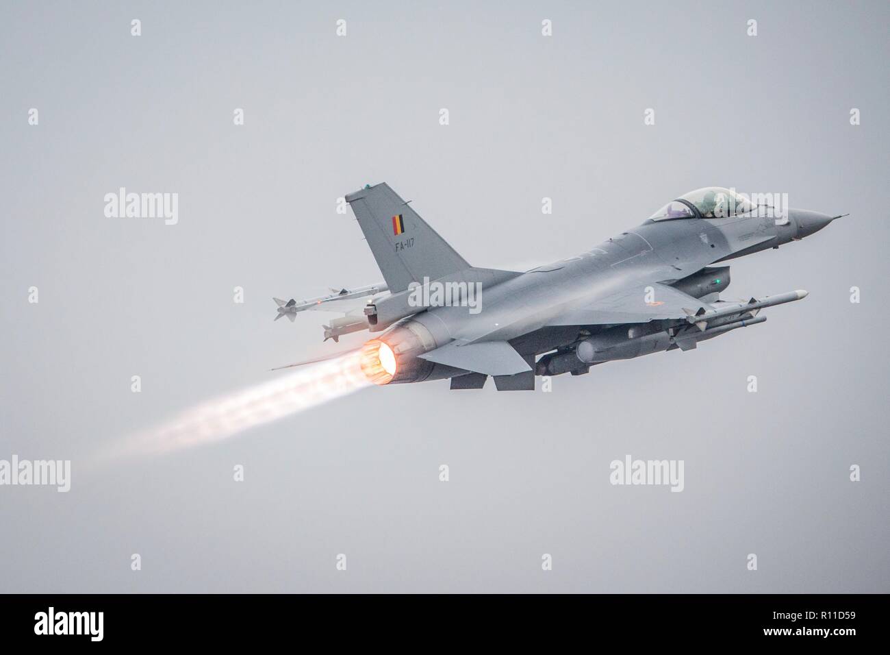 Un belga F-16 Fighting Falcon jet decolla durante l'esercizio Trident frangente 18 Novembre 5, 2018 Rovaniemi Air Base, Finlandia. Il multi-nazionale esercizio è la più grande esercitazione NATO dal 2015 e comprende più di 50.000 militari di 31 paesi. Foto Stock