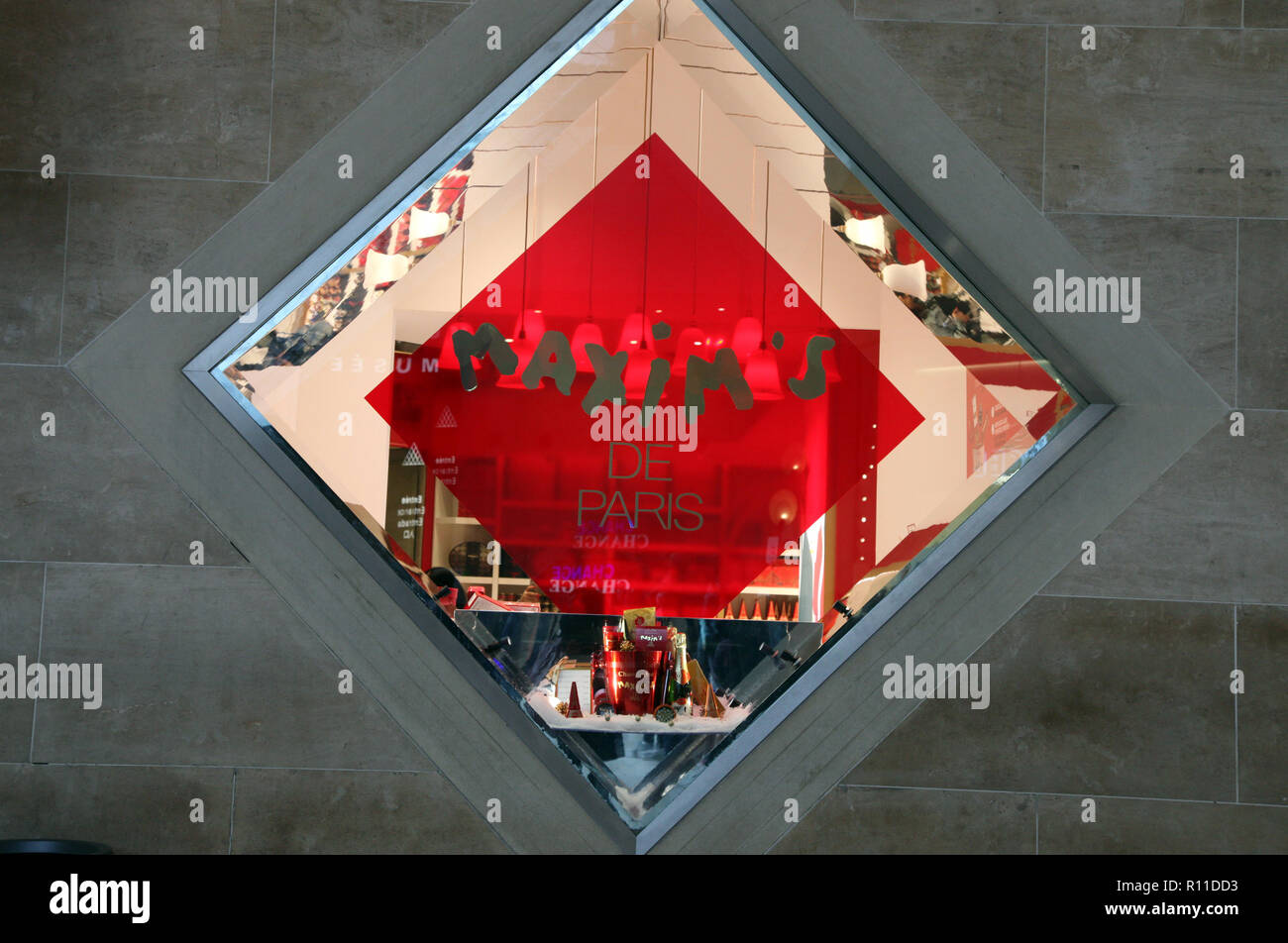 Maxim's de Paris logo in Carrousel du Louvre, Parigi Foto Stock