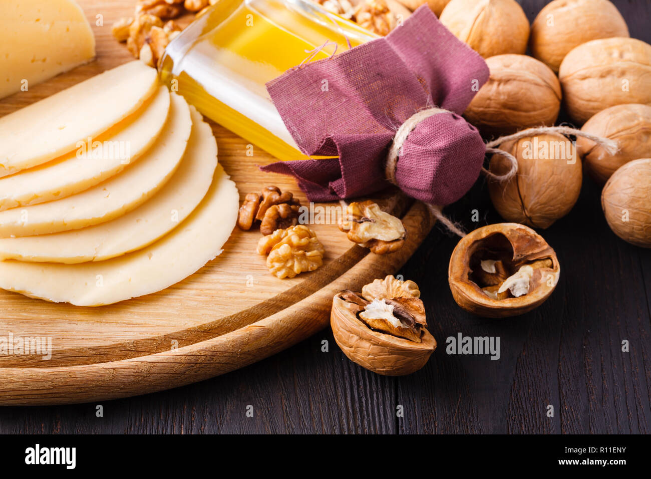 Noci comuni con guscio, i gherigli di noci e olio di noce. Esso è utilizzato in dietetica e nutrizione sana. La fonte di vitamine e di acidi grassi polinsaturi Foto Stock